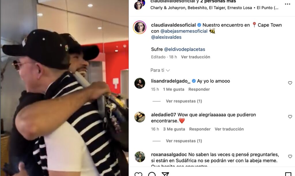 Dos hombres abrazándose alegremente con gorras